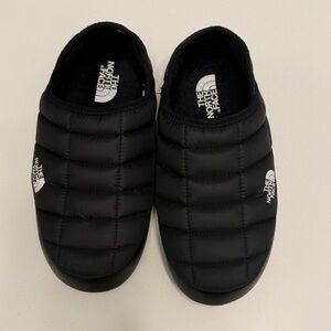 The North Face Women’s Black Quilted Slippers. Size 8.